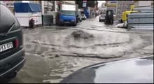 Yağışdan sonra Bakı yolları maşınlar suda batdı, kanalizasiy-1