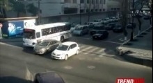 В Баку такси столкнулось со свадебным кортежем