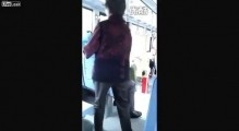 В автобусе женщина села на колени мужчине
