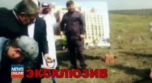 Kadırov ərəb şeyxinin önündə nazirə ayaqqabısını sildirdi - BAKU.WS