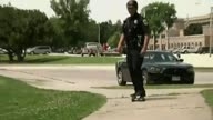 Полицейский поменял машину на скейтборд