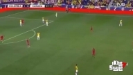 James Rodriguez firma camiseta a un fan que invade la cancha - Canada vs Colombia 1-0 2014
