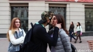 Как легко поцеловать девушку / Kissing Prank
