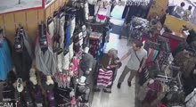 Американец в магазине украл деньги из бюстгальтера старушки-инвалида