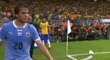 Álvaro González provokes Neymar sends a kiss ( Brazil vs Uruguay 2-1 )