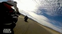 Жесткий фэйл мотоциклиста посреди пустыни