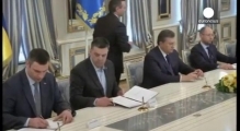 Янукович и оппозиционеры подписали соглашение об урегулировании кризиса