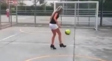 Футболистка играет с мячом на каблуках